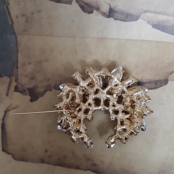 New Stunning Crescent Moon Magical Rhinestone Brooch. - Picture 8 of 8